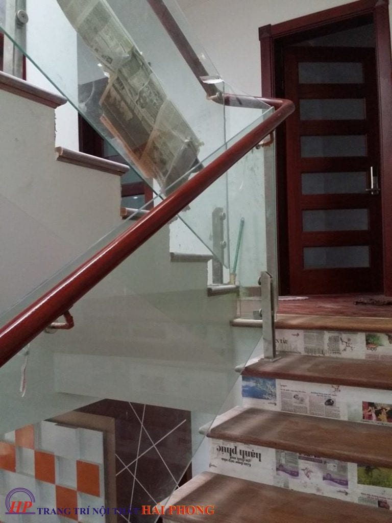 cầu thang kính trụ lửng