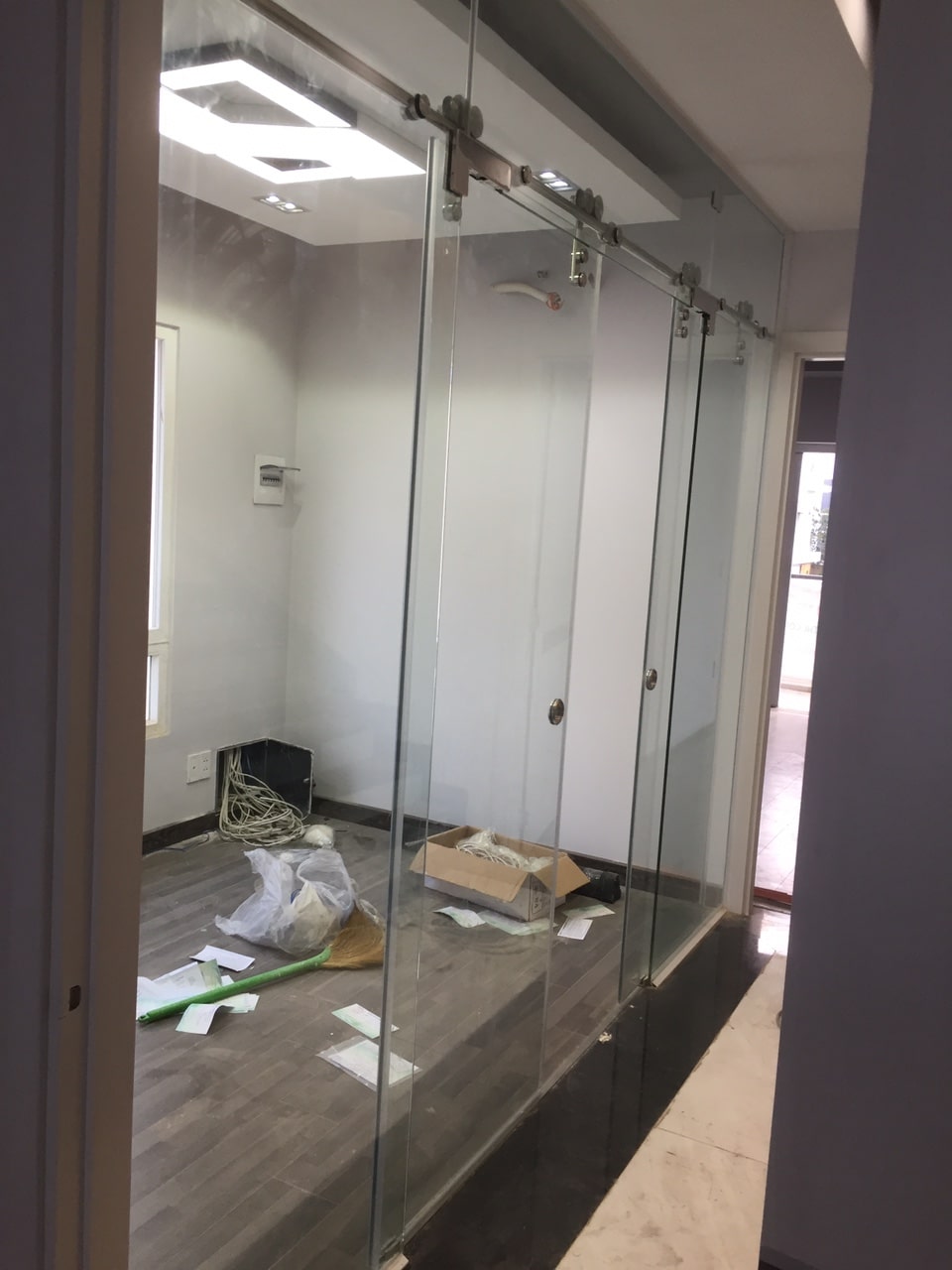 Mẫu cửa kính cường lực dạng cửa lùa