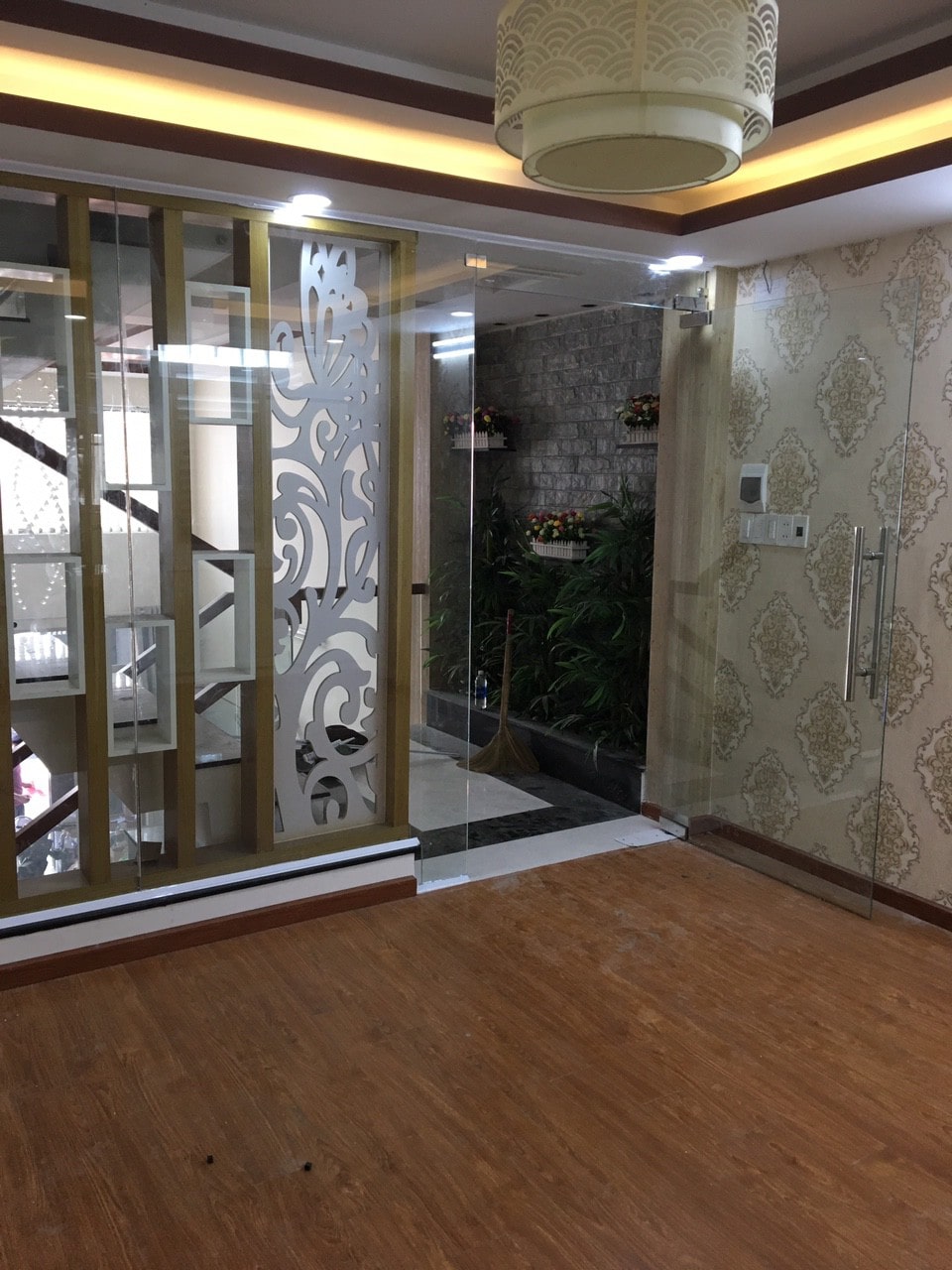 cửa kính cường lực dạng cửa mở