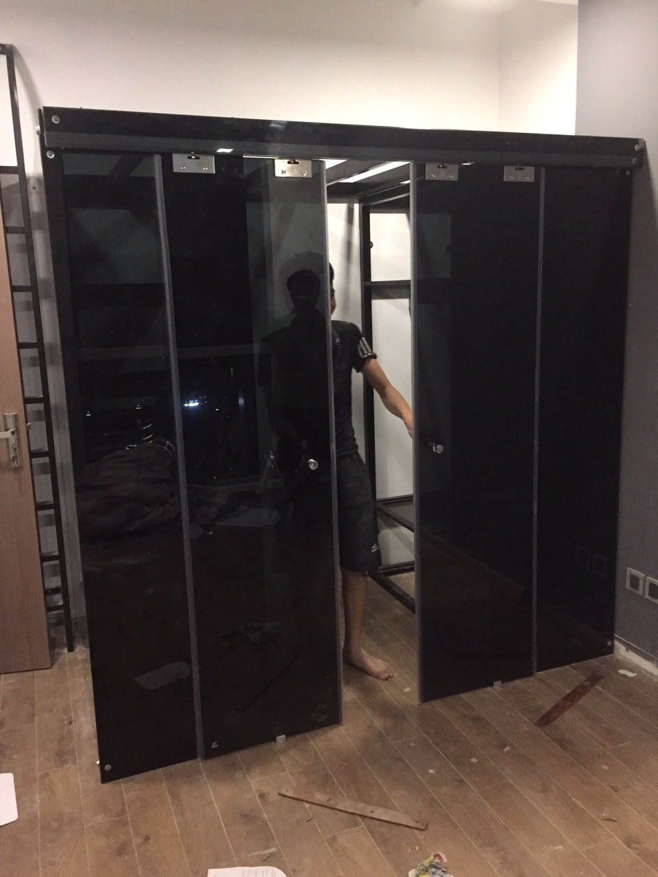 Mẫu cửa kính cường lực dạng cửa lùa