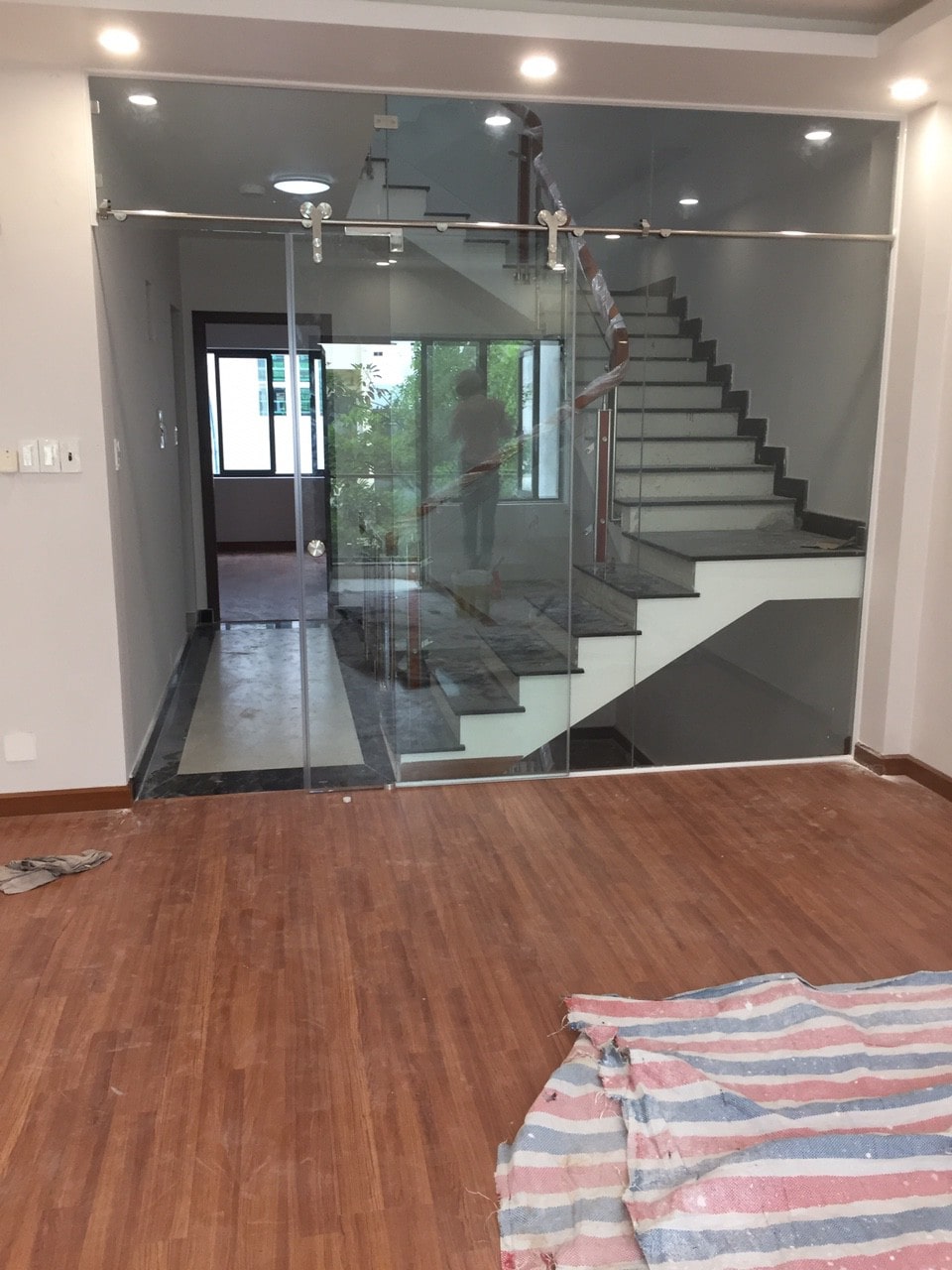 Mẫu cửa kính cường lực dạng cửa lùa