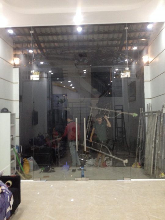 cửa kính cường lực dạng cửa mở