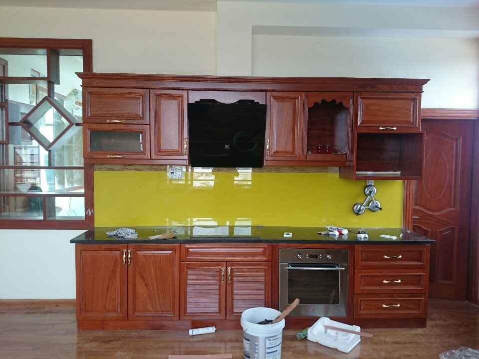 Mẫu kính màu ốp bếp