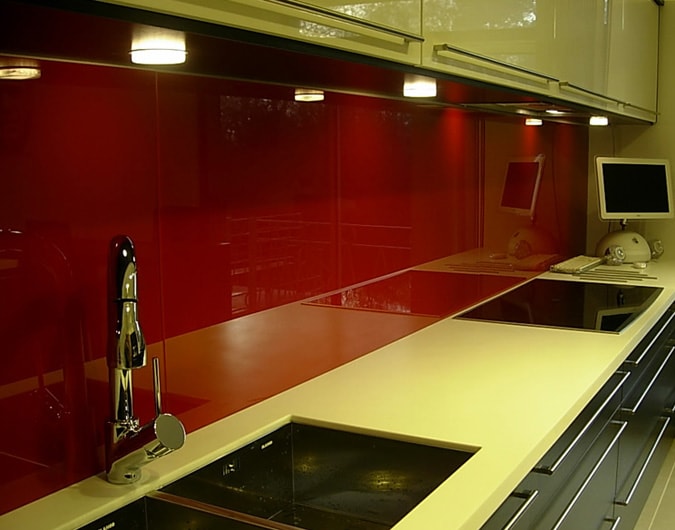 Mẫu kính màu ốp bếp