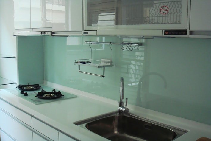 Mẫu kính màu ốp bếp