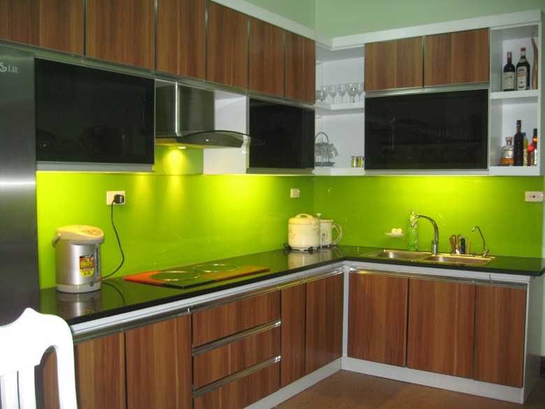 Mẫu kính màu ốp bếp