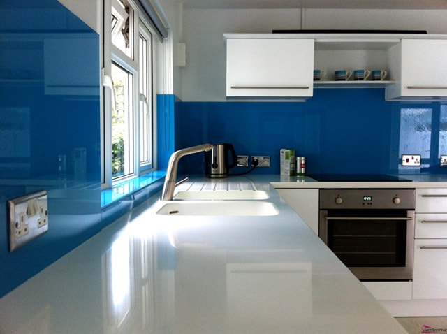 Mẫu kính màu ốp bếp