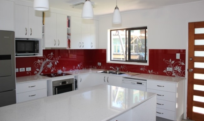 mẫu kính màu ốp bếp có hoa văn