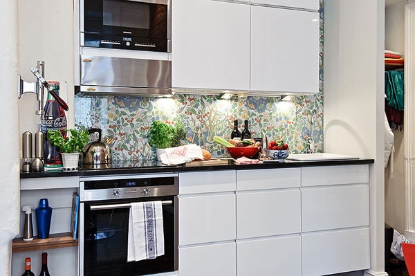 mẫu kính màu ốp bếp có hoa văn