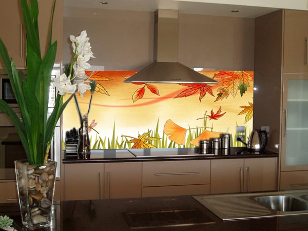 mẫu kính màu ốp bếp có hoa văn