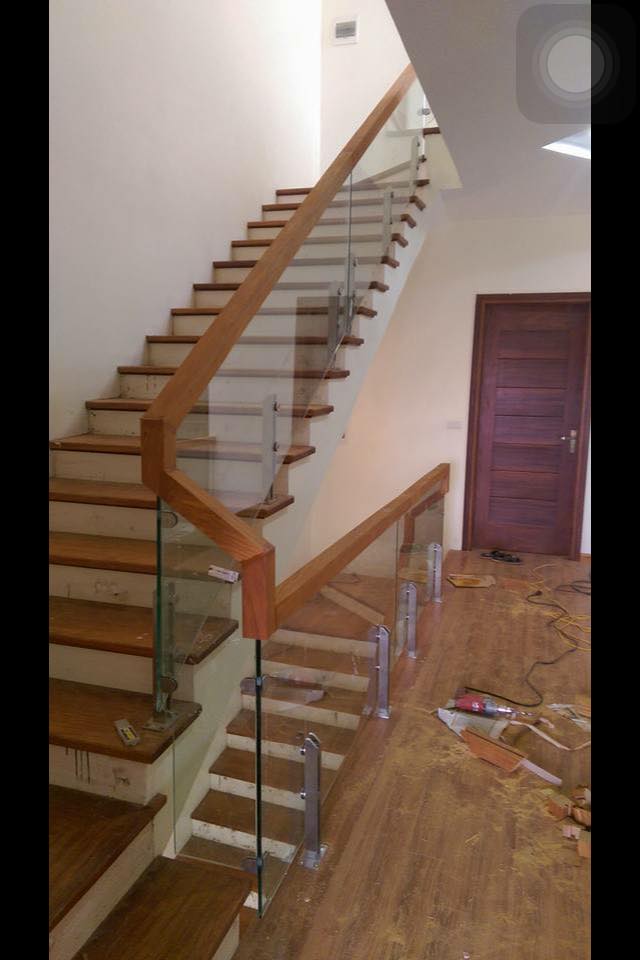 cầu thang kính trụ lửng tại bình tân