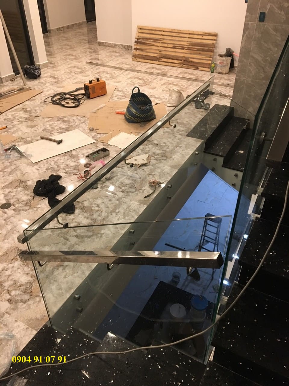 Cầu thang kính không trụ tại bình tân