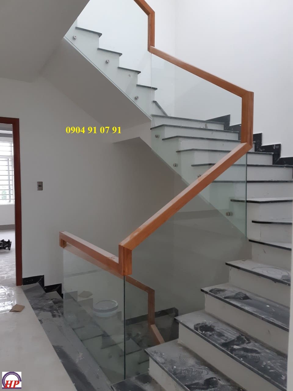 cầu thang kính không trụ tại quận 4