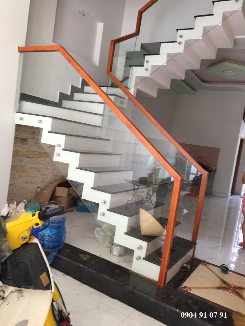 cầu thang kính đẹp tại tphcm 