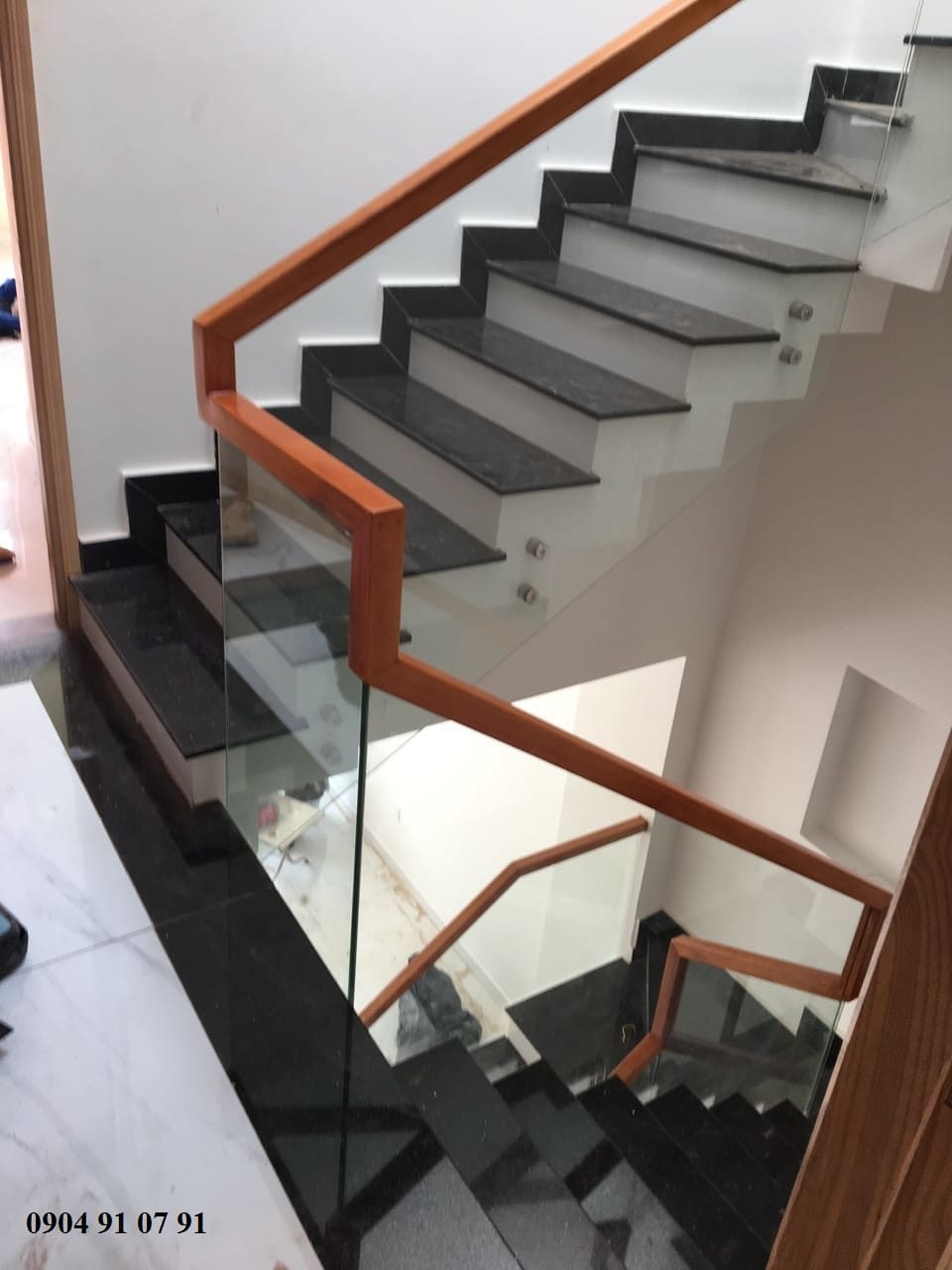 Cầu thang kính không trụ tại bình tân