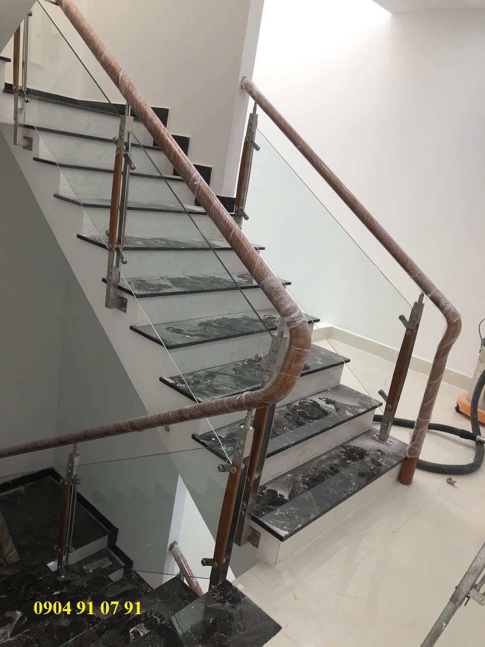 Cầu thang kính tại quận 5