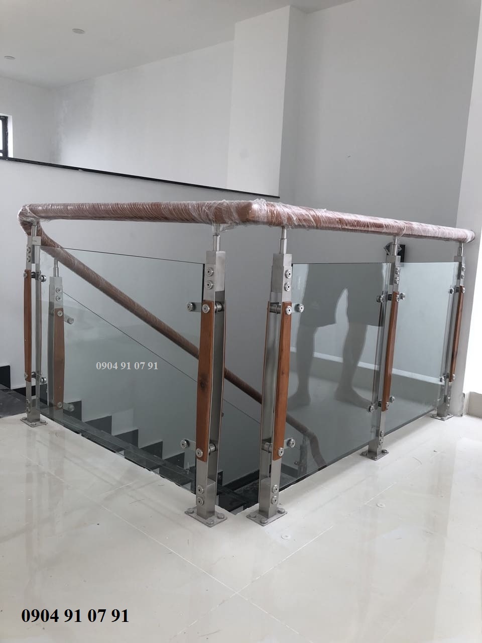 Cầu thang kính tại bình tân 