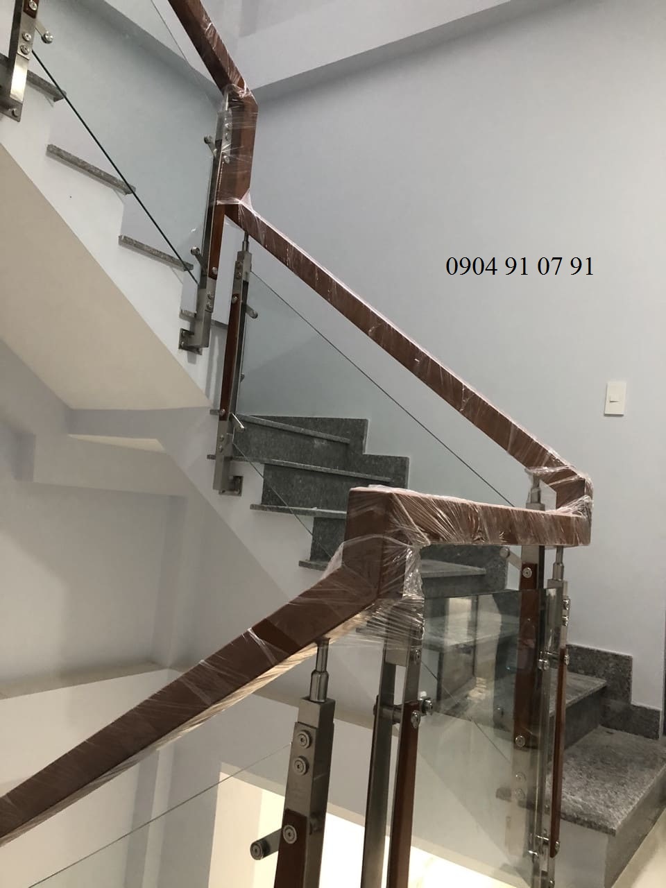 Cầu thang kính tại bình tân 