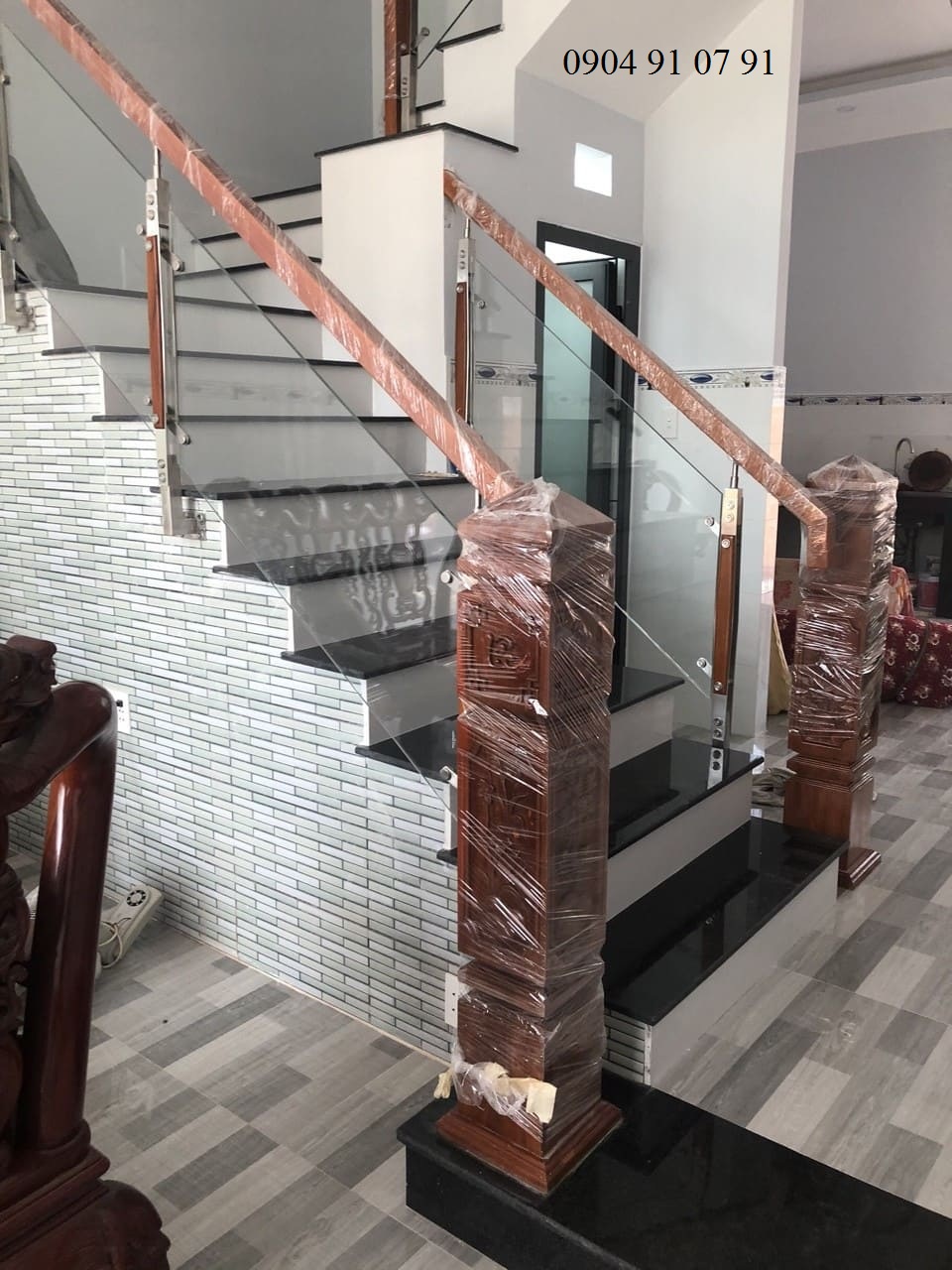 cầu thang kính trụ dài tphcm