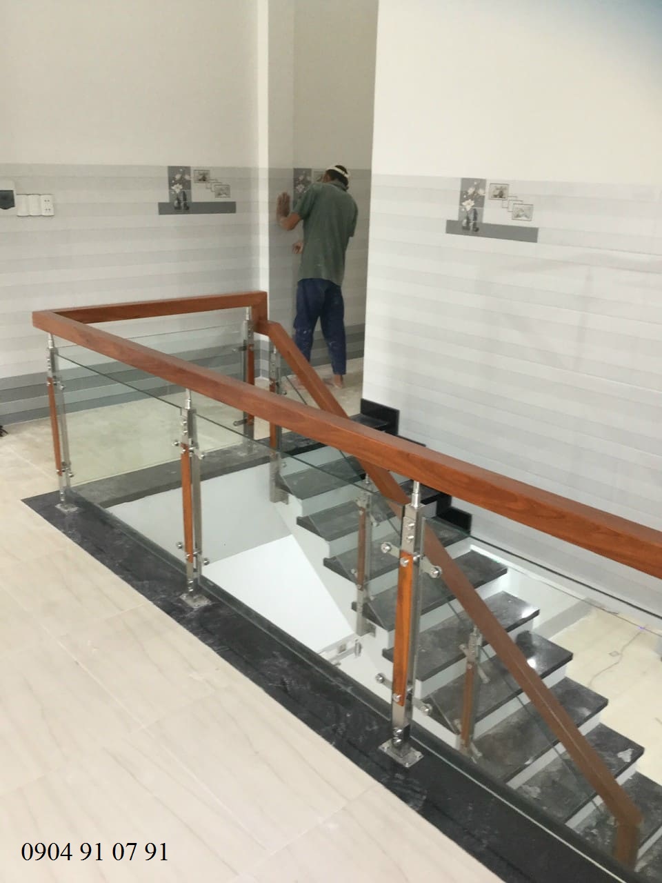 Cầu thang kính tại bình tân