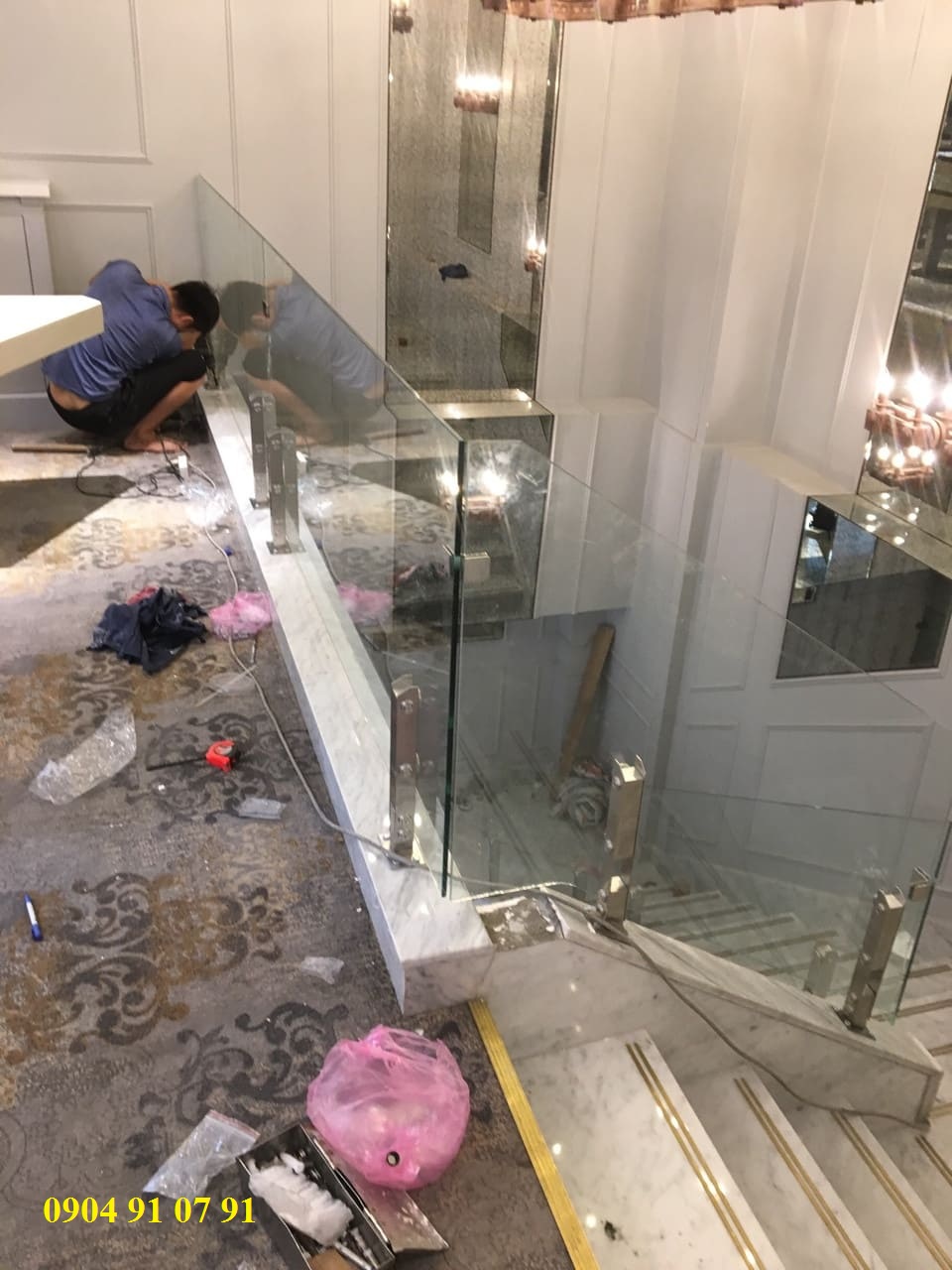 cầu thang kính trụ lửng tại quận 12