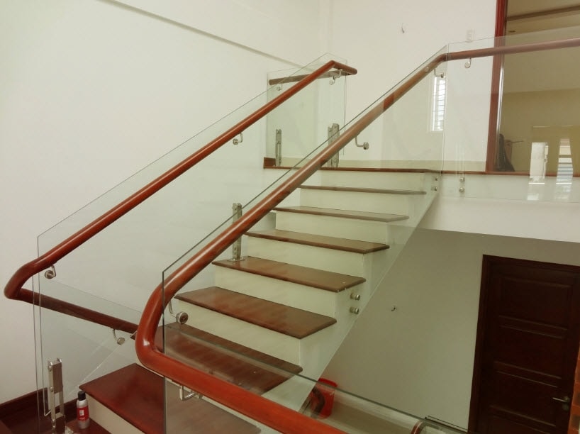 cầu thang kính trụ lửng tại quận 12