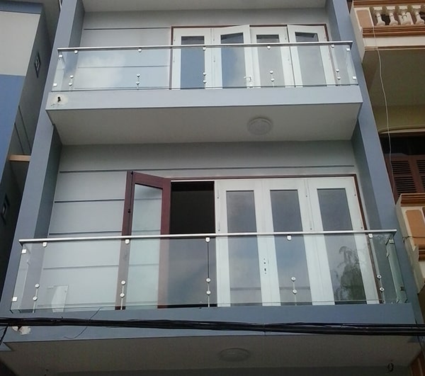 Lan can kính trụ lửng tại tphcm