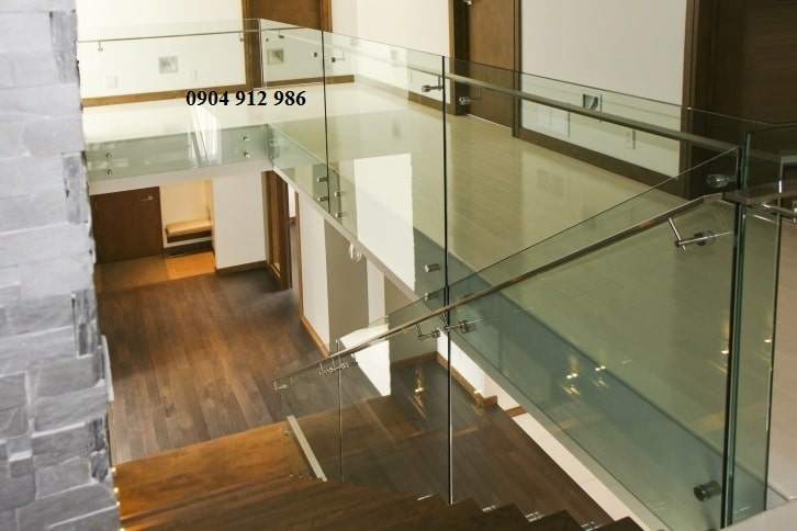 Cầu thang kính tay vịn inox đẹp