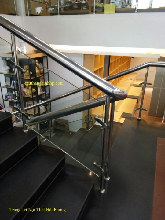 lan can kính cầu thang