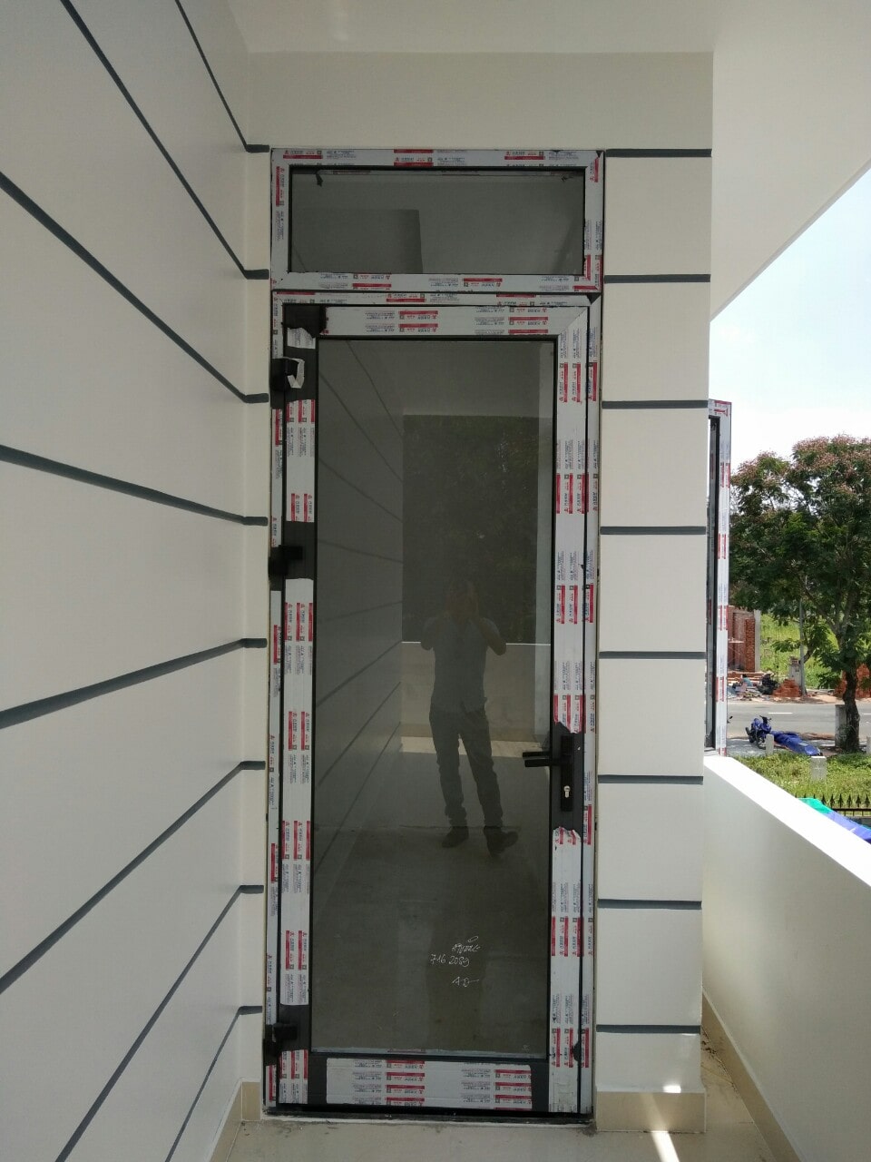 mẫu cửa nhôm xingfa mở quay 1 cánh