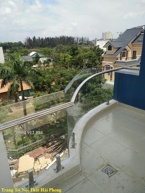 Mẫu lan can kính ngoài trời sử dụng trụ kép