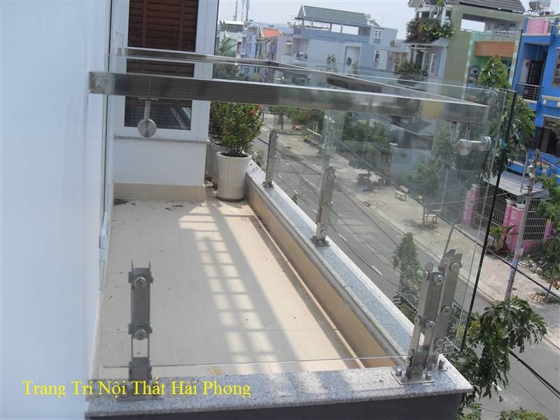 Mẫu lan can kính ngoài trời sử dụng trụ kép