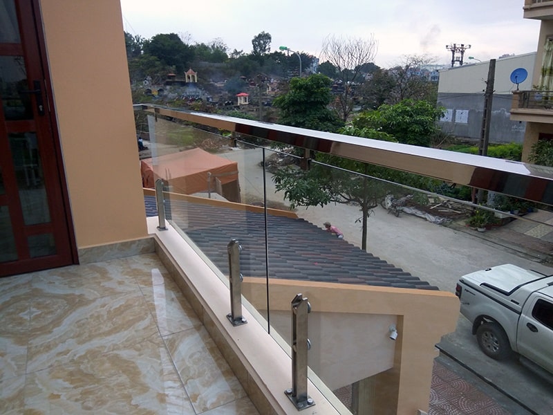 Mẫu lan can kính ngoài trời sử dụng trụ kép