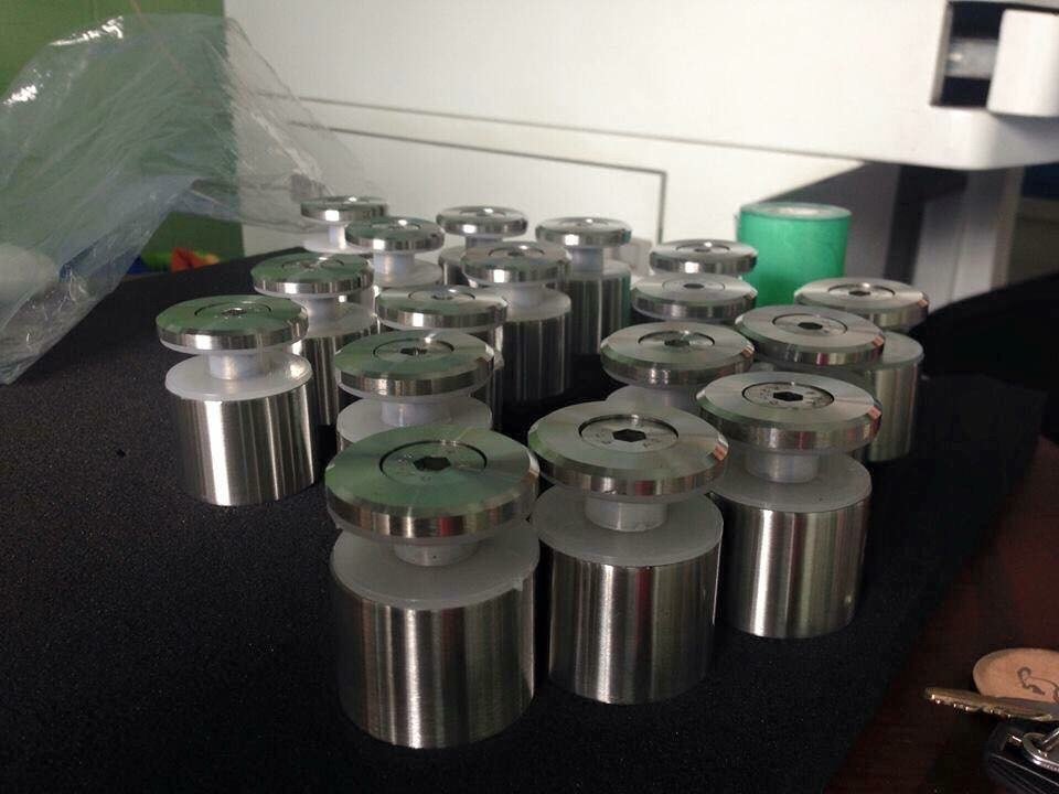 mẫu trụ cầu thang kính