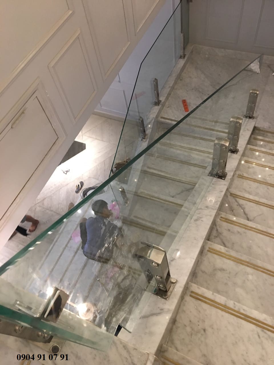 Cầu thang kính trụ lửng