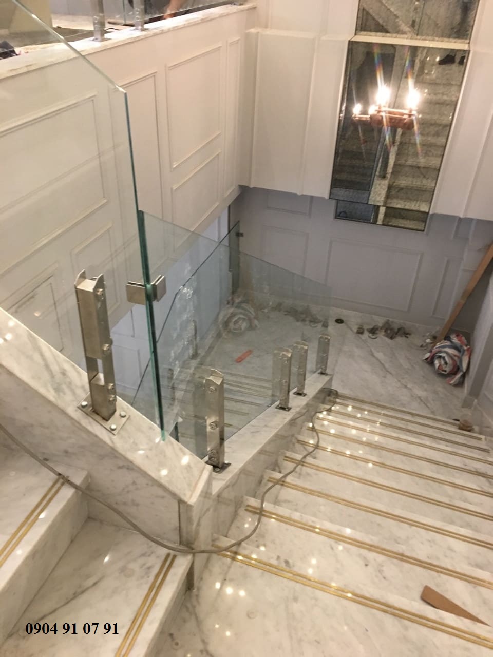 Cầu thang kính trụ lửng đế xéo