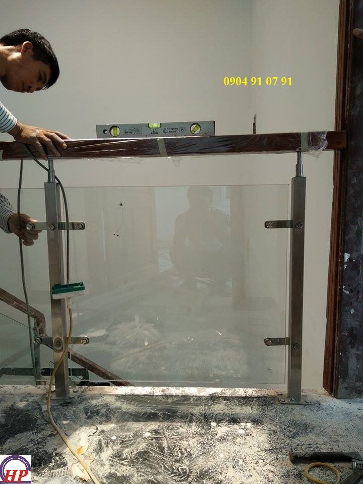 Mẫu lan can kính ngoài trờiMẫu lan can kính ngoài trời