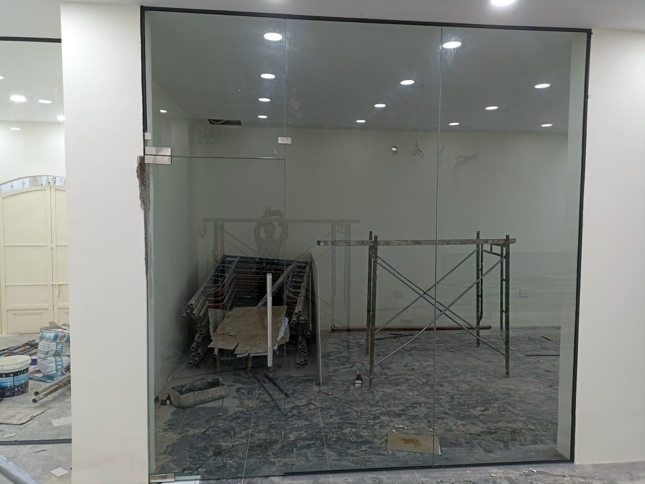 Làm vách kính cường lực văn phòng 1