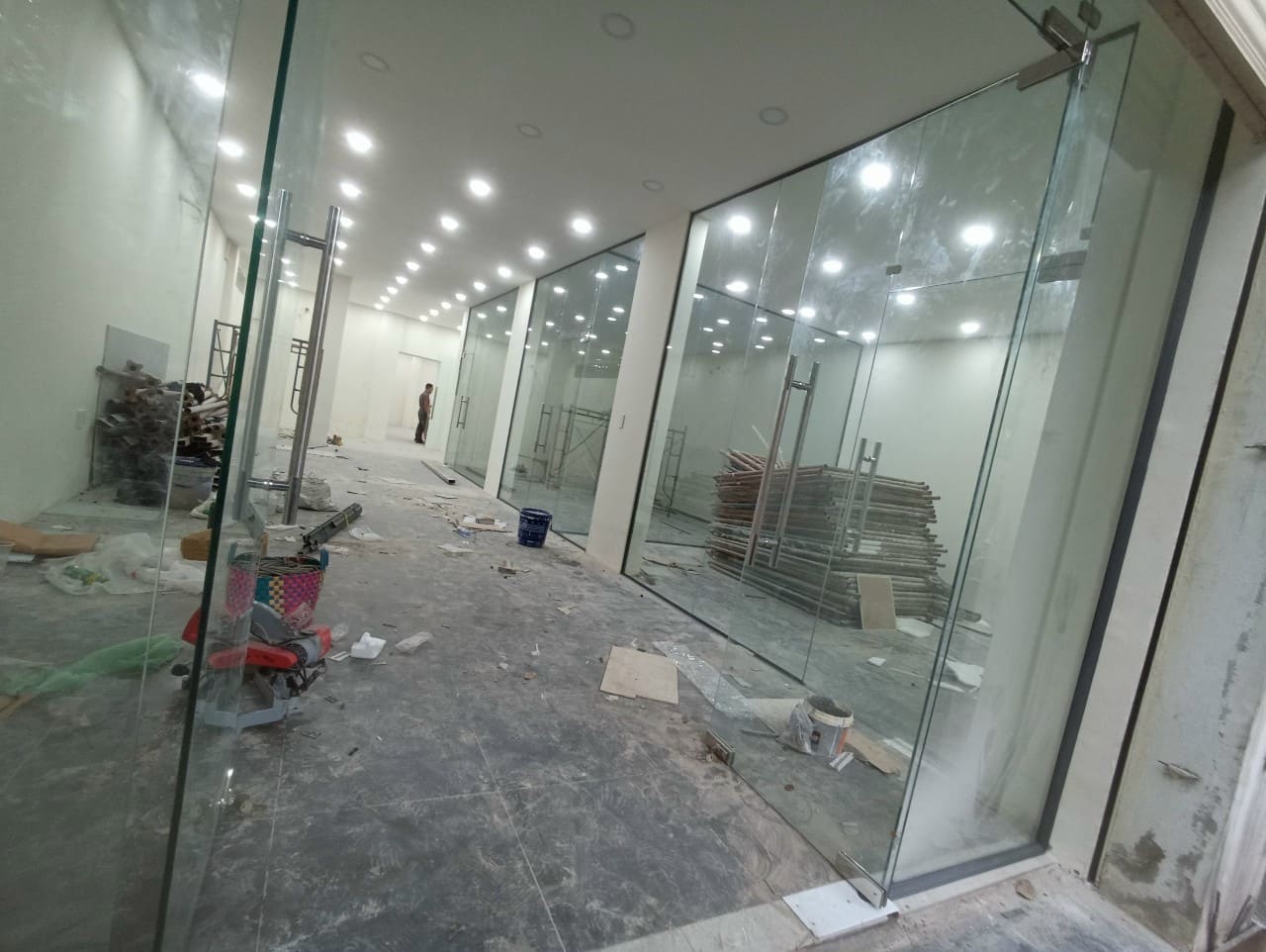 Làm vách kính cường lực văn phòng 4