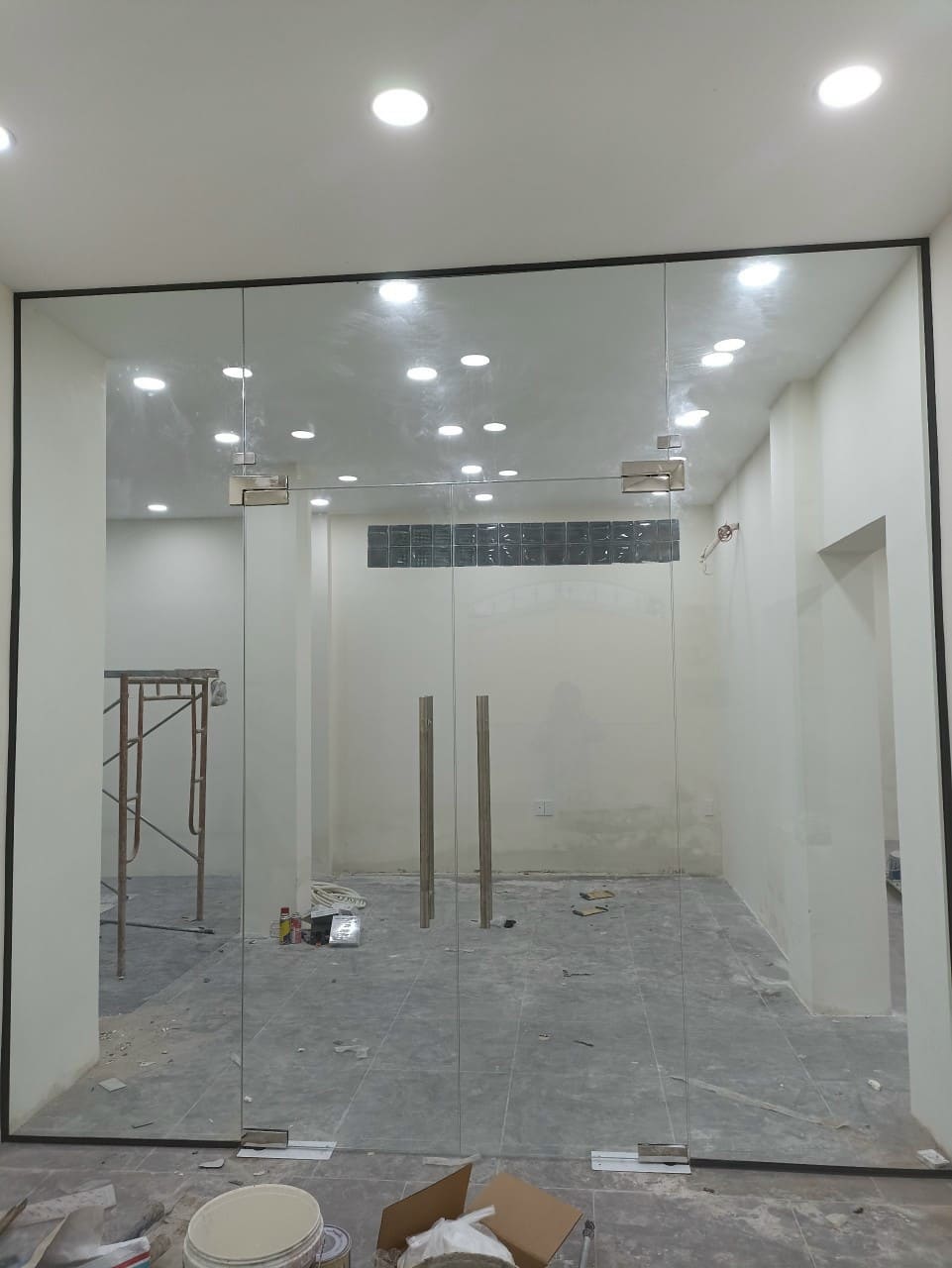 Làm vách kính cường lực văn phòng 