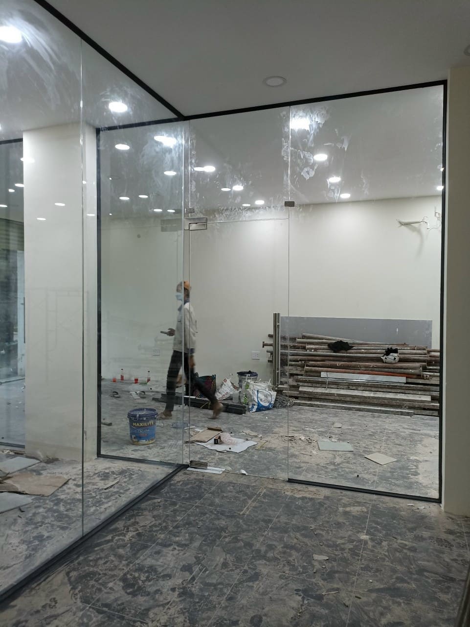 Làm vách kính cường lực văn phòng 6