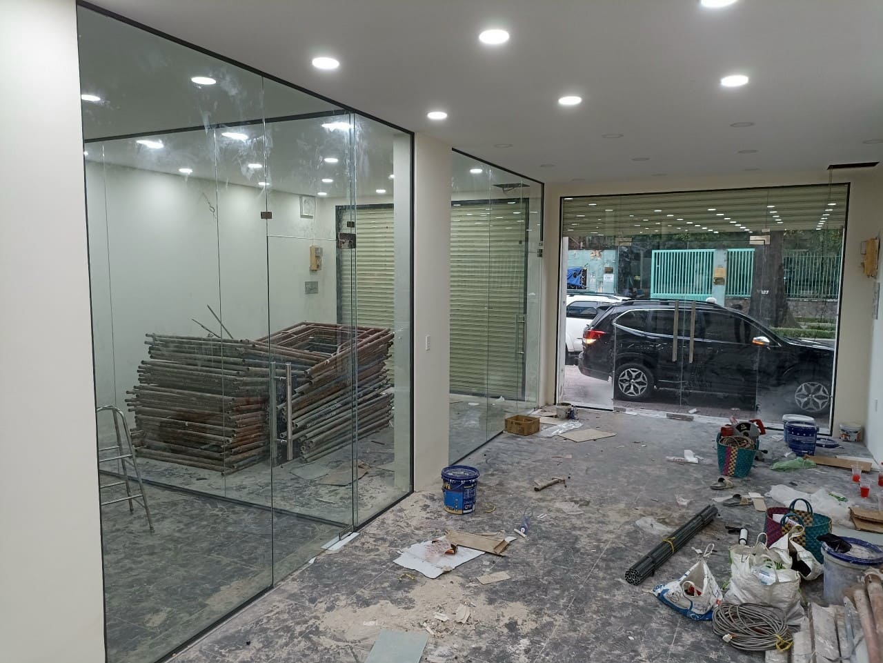 Làm vách kính cường lực văn phòng 9