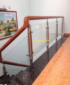 Cầu thang kính trụ dài