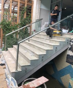 Cầu thang kính không trụ tay vịn đi hông kính