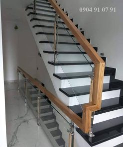 Cầu thang kính trụ dài tay gỗ sồi