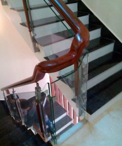 cầu thang kính trụ dài tay vịn omega