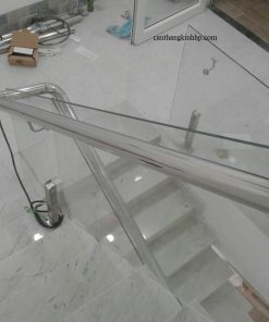 Cầu thang kính trụ lửng tay đi hông