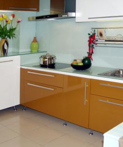 Kính màu ốp bếp màu trắng sữa