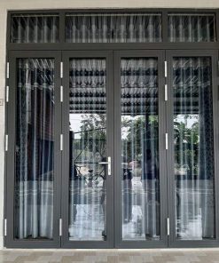 Cửa-nhôm-kính-Xingfa-màu-đen-kết-hợp-rèm-che-nắng