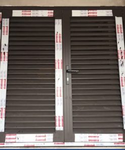 Cửa-sổ-nhôm-Xingfa-tem-đỏ-kiểu-chớp-lật